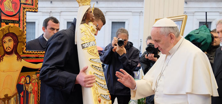 Papa Francesco benedice Madonna 5084 05149