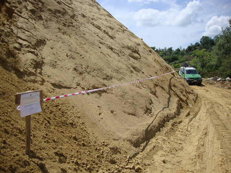 Sbancamento abusivo finalizzato alla realizzazione di una cava posto sotto sequestro dal Corpo Forestale