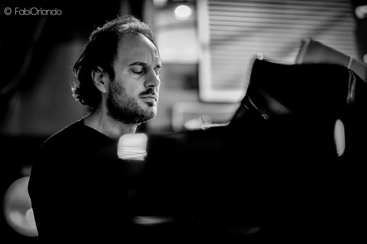 The Flowing. Il lavoro discografico  del pianista Francesco Scaramuzzino questa sera a Castrovillari