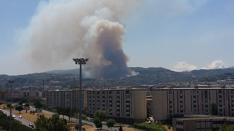 Bloccato il traffico sulla A2 a causa di un incendio