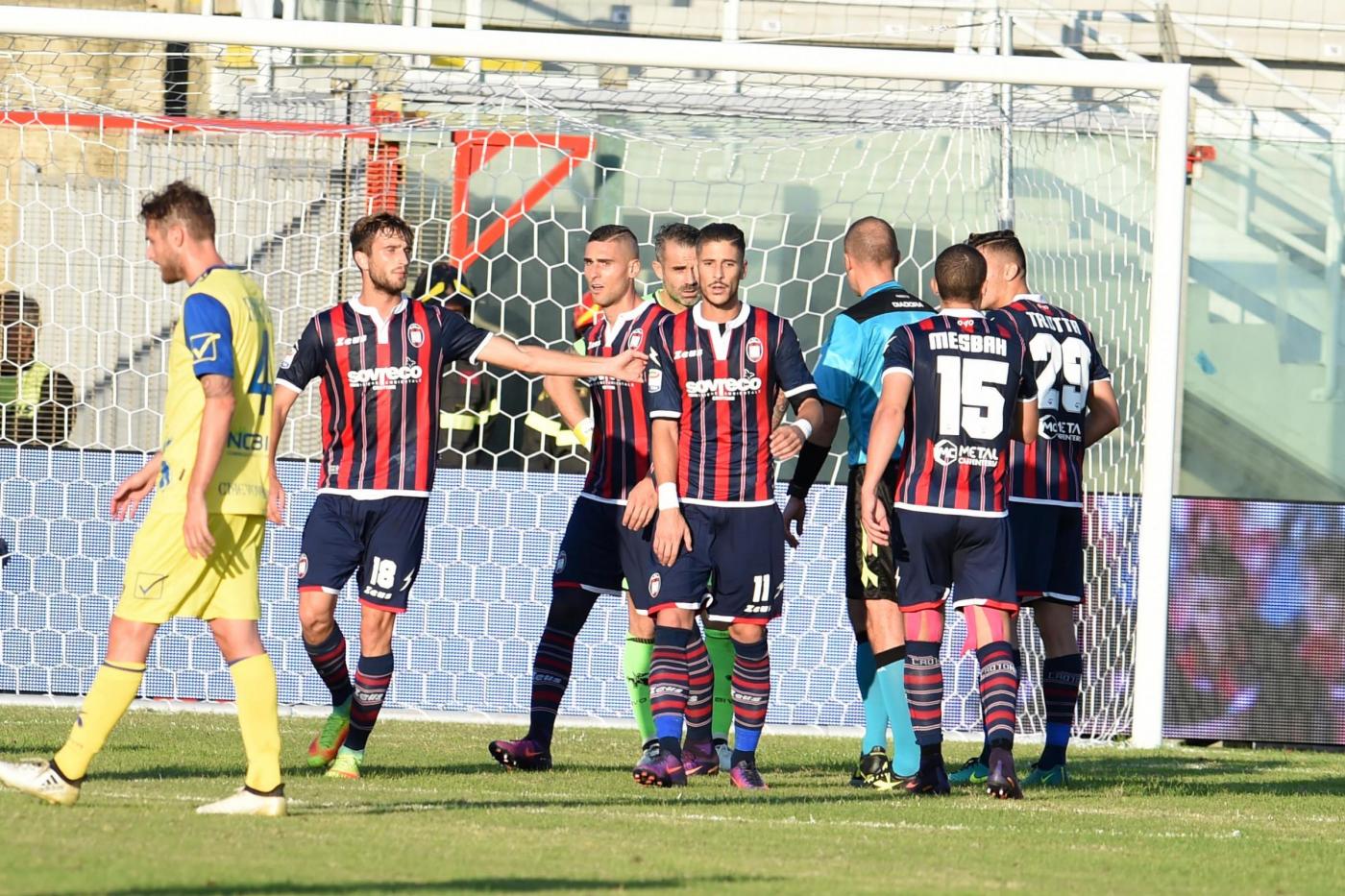 Plusvalenze: tribunale dichiara improcedibilità per Chievo. Il Crotone resta in serie B