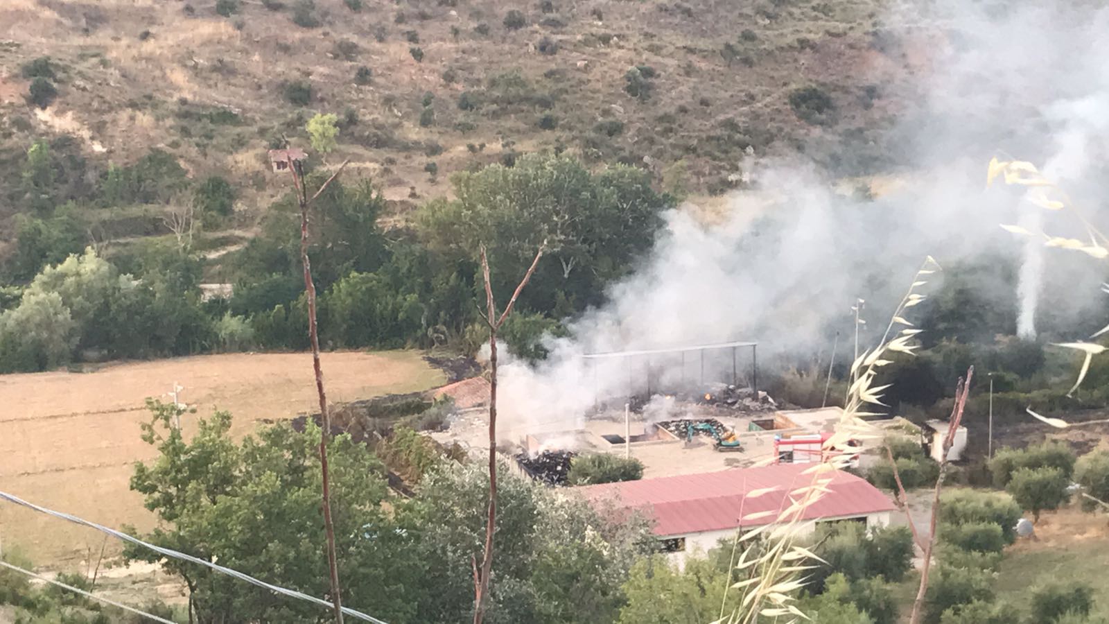 Firmo,incendio isola ecologica. Il sindaco Russo esprime il suo sdegno