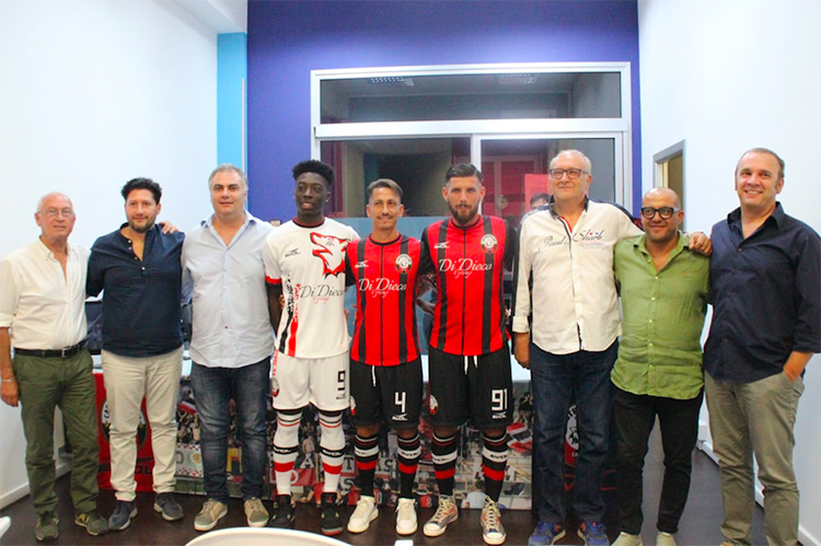 Maglie made in Castrovillari per la nuova stagione dei rossoneri