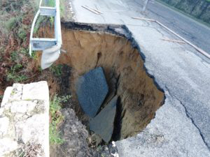 Voragine sulla strada per Cirò. Tragedia evitata