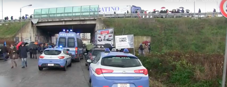 Lsu-Lpu, la rabbia dei precari invade l’autostrada. Sindacati: il governo si è dimenticato della Calabria