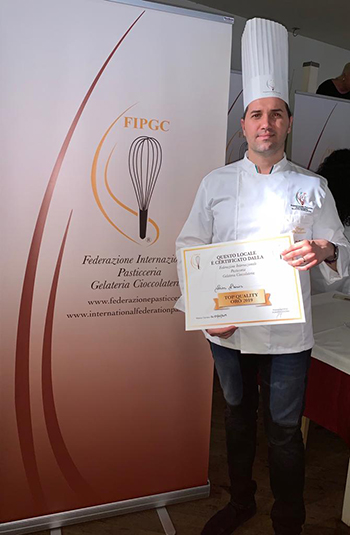 Sergio Palmisano conquista la Frusta d’oro. Il suo Patits Plaisirs è tra le migliori pasticcerie d’Italia