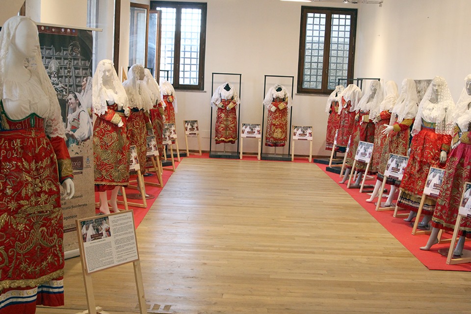 90 anni di folklore castrovillarese. La festa è iniziata con il minifolk