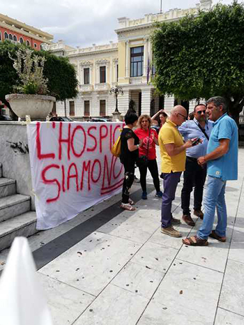 Reggio Calabria, i dipendenti hospice protestano in Prefettura