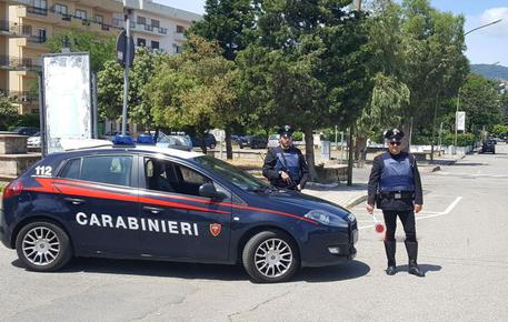 Calci e pugni alla compagna, in manette un ventiquattrenne accusato di maltrattamenti