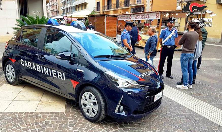 La prima auto ibrida dei Carabinieri in mostra alla festa del cioccolato