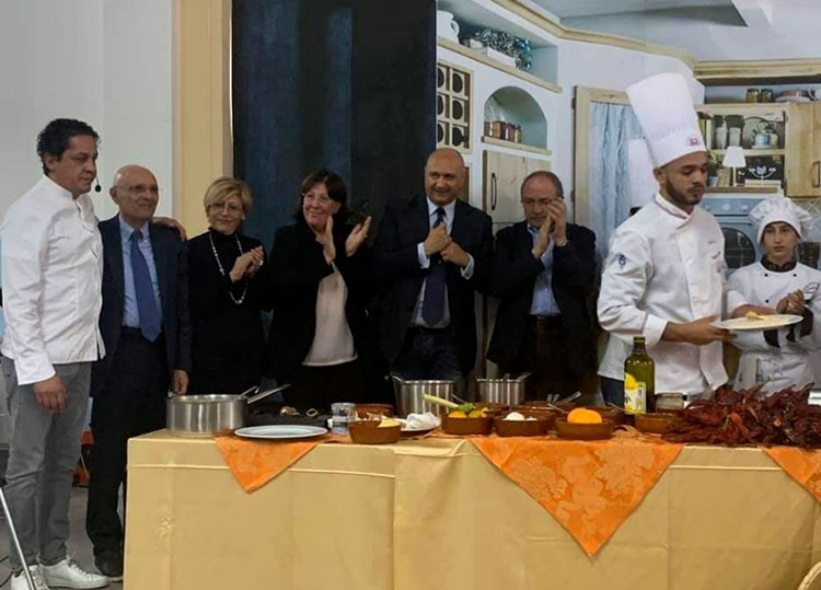 Lo chef Mazzei inaugura il laboratorio di cucina scolastico a San Marco Argentano