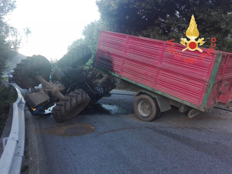 Si ribalta con il trattore. Incidente mortale per un giovane agricoltore