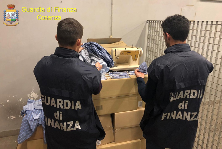 Rincari sulle mascherine fino al 3000%. Sequestri della Guardia di Finanza