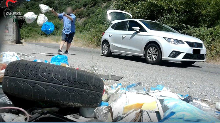 Beccati ad abbandonare rifiuti, sanzionati cittadini