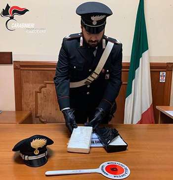 Due panetti di cocaina nell’auto. Arrestato dai Carabinieri