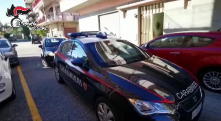 Sesso con una minorenne in cambio di favori. Arrestato ventenne