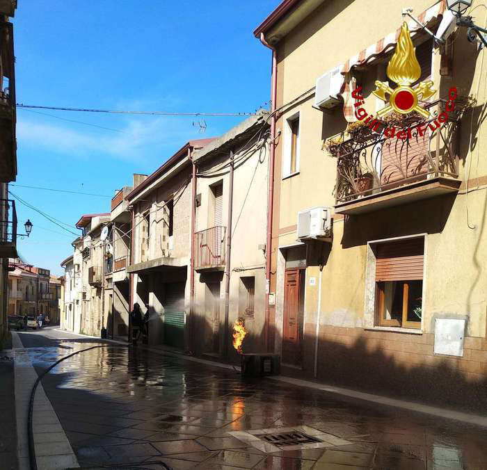 Va a fuoco una bombola di gas. Tanta paura ma nessun ferito