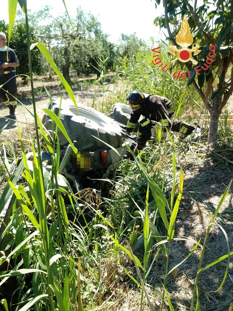 Cassano Jonio, trattore si ribalta in un canalone. Muore un 73enne