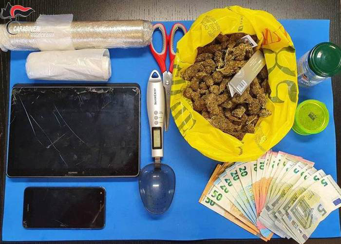 Custodiva la droga in un mobile della sua abitazione