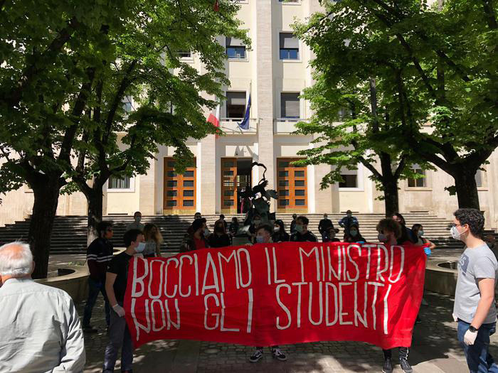 Ministro bocciato dagli studenti, la protesta a Cosenza contro la Azzolina