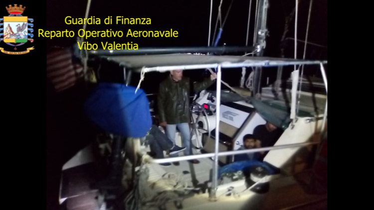 Due sospetti scafisti arrestati dalla Gdf, avevano a bordo 59 pakistani