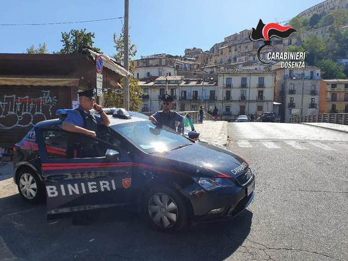 Trovano una borsa con 500 euro e la consegnano ai Carabinieri