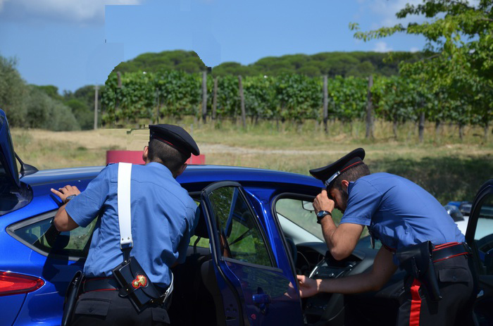 carabinieri auto spalle