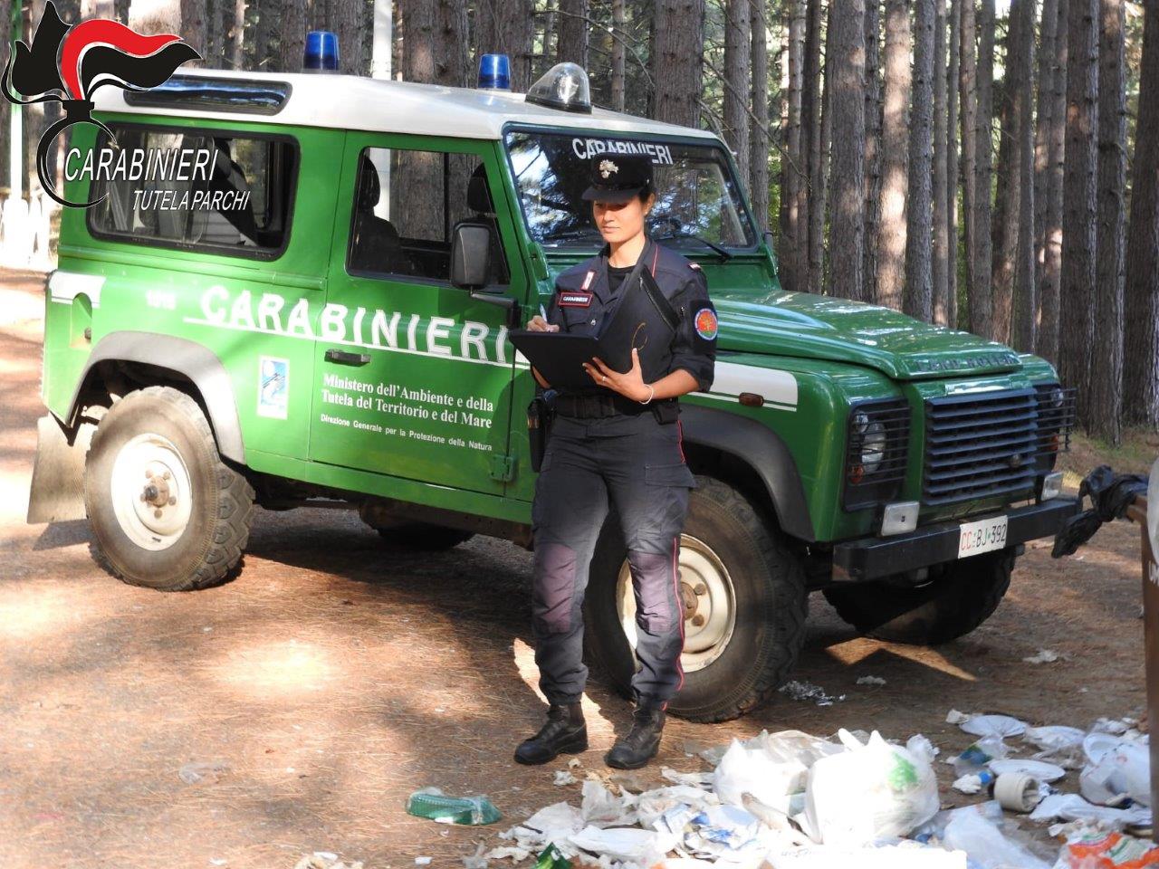 Abbandono di rifiuti. Carabinieri forestali identificano responsabili