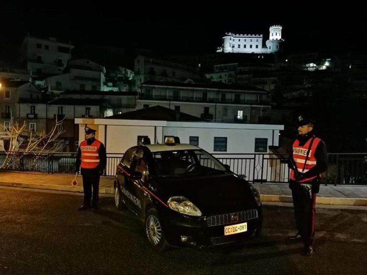 Chiuso il circolo ricreativo si organizzano nel garage