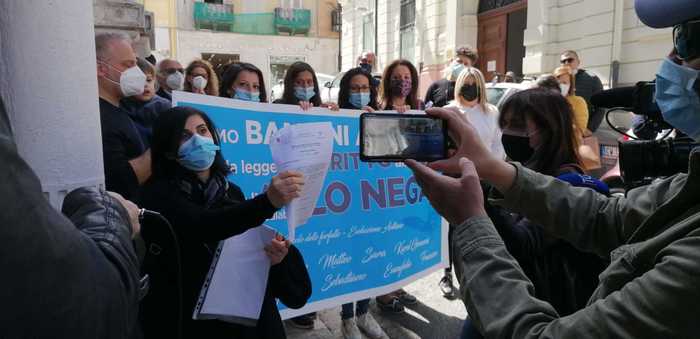 La protesta dei genitori dei bambini affetti da autismo