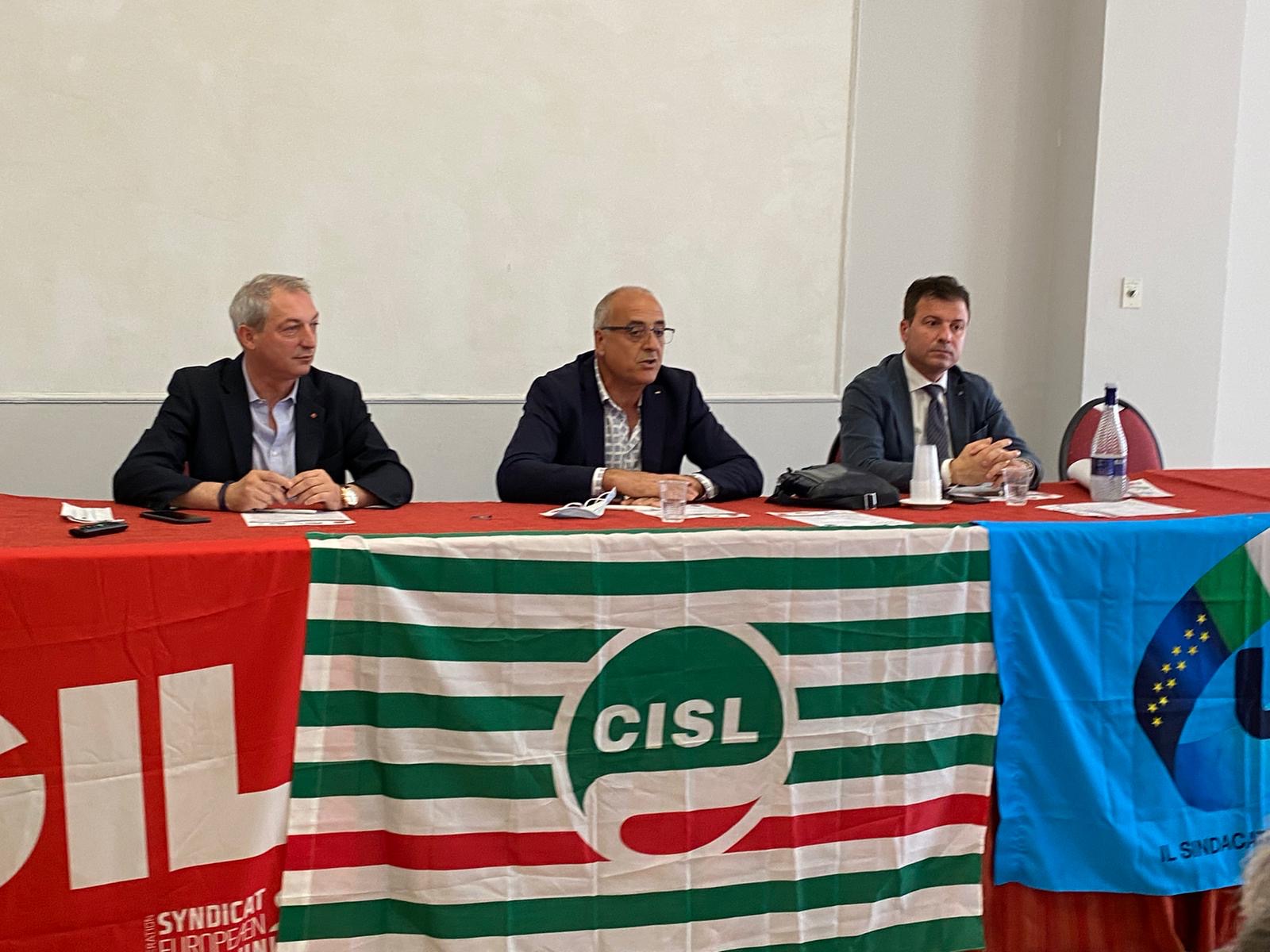 Cgil, Cisl e Uil: applicare in Calabria il protocollo per vaccinazioni su luoghi di lavoro