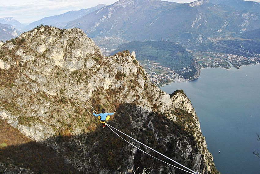 Lao Rafting e Asd Slackline Trentino insieme per una nuova esperienza outdoor sulle Gole del fiume Lao. 