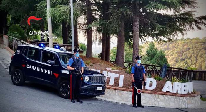 Prendono a calci e pugni il portone d’ingresso della caserma