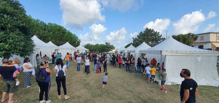 A scuola sotto i gazebo: protestano i genitori a Vibo Valentia