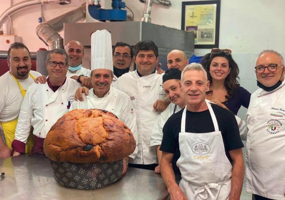 Per Natale arriva il mega panettone alla cipolla rossa di Tropea