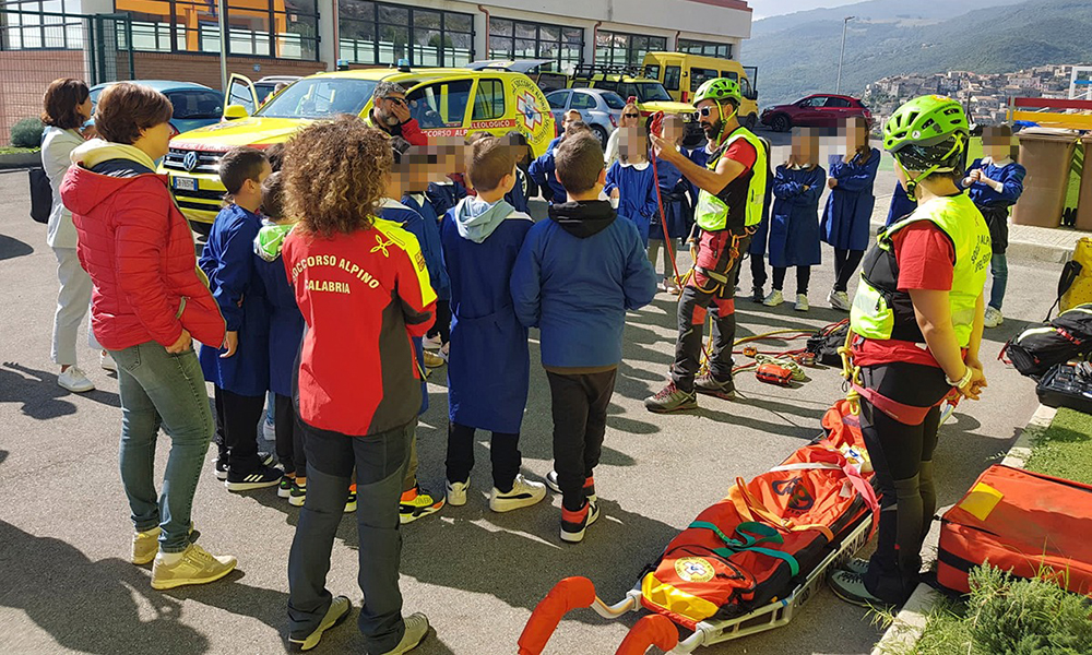 Saracena, il Soccorso Alpino tra i banchi di scuola: bambini protagonisti del nuovo calendario