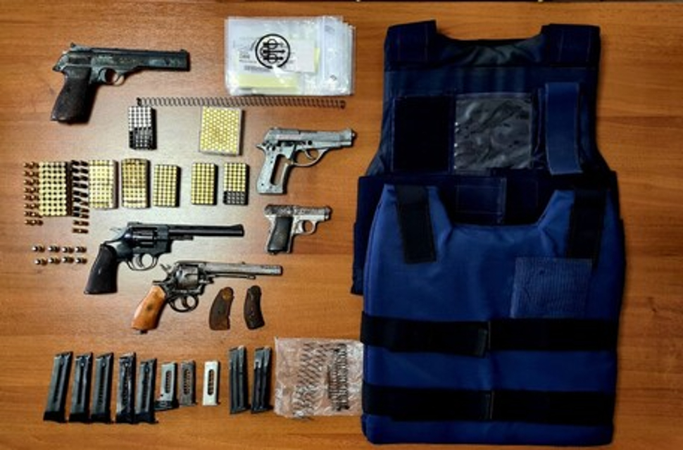 Armi e munizioni in casa. Arrestata una donna a Cassano